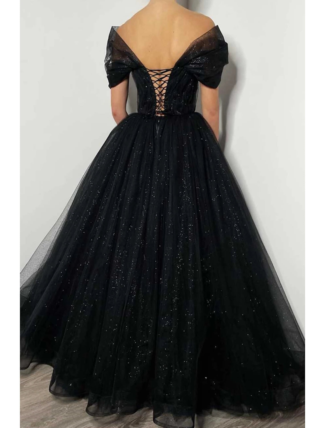 Vestido de fiesta elegante de corte A, vestido formal hasta el suelo, vestido negro, manga corta, hombros descubiertos, tul con pliegues, cuentas y lentejuelas 2025